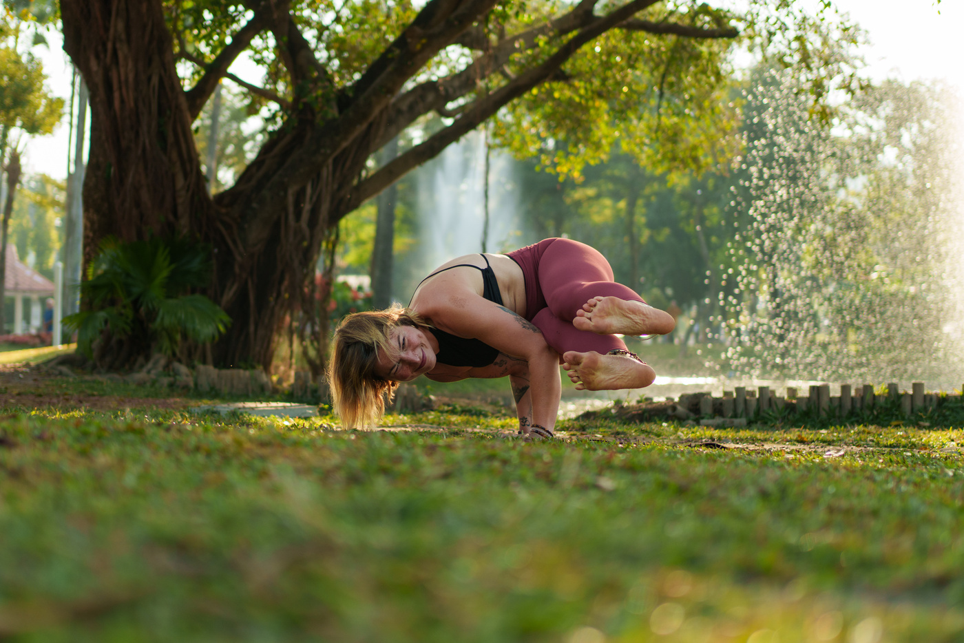 Pratique de yoga au coucher du soleil